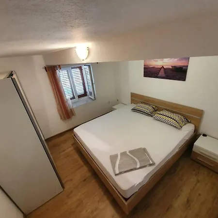 U Centru Komize Apartament *